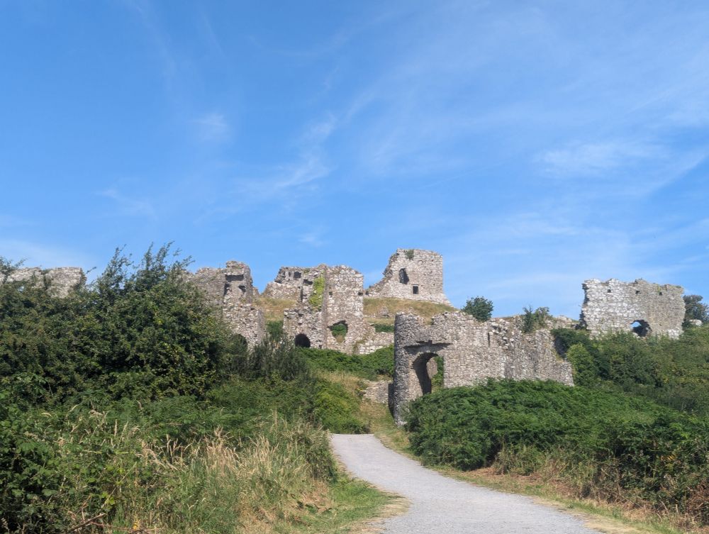 Landscape wide, of a ruined castle