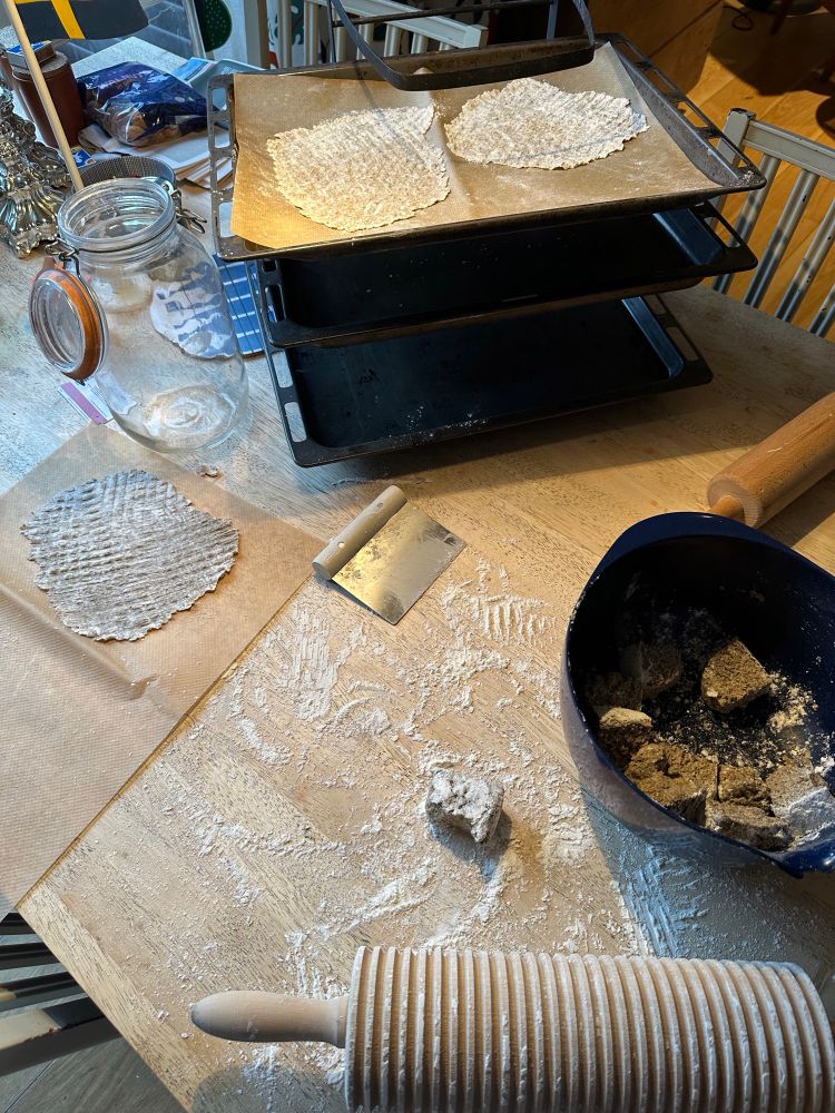 Olika steg av knäckebrödsbak 
