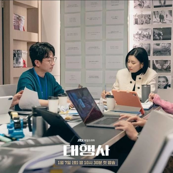 Photo still from JTBC drama Agency featuring Go A-in (played by Lee Bo-young) and Han Byung-su (played by Lee Chang-hoon) during an office meeting scene