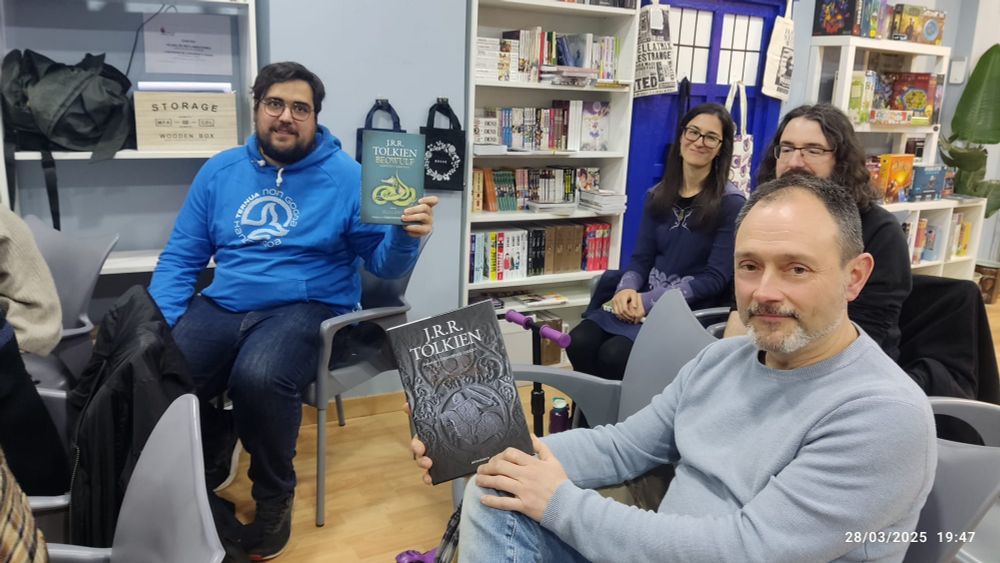 Los dos ganadores del sorteo del día de leer a Tolkien con el Beowulf y Arturo.