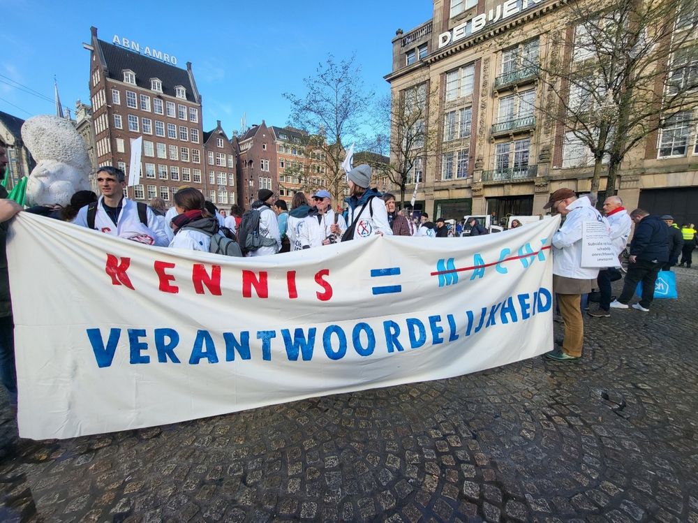 Een grote banner met de tekst:
Kennis is niet macht maar verantwoordelijkheid.