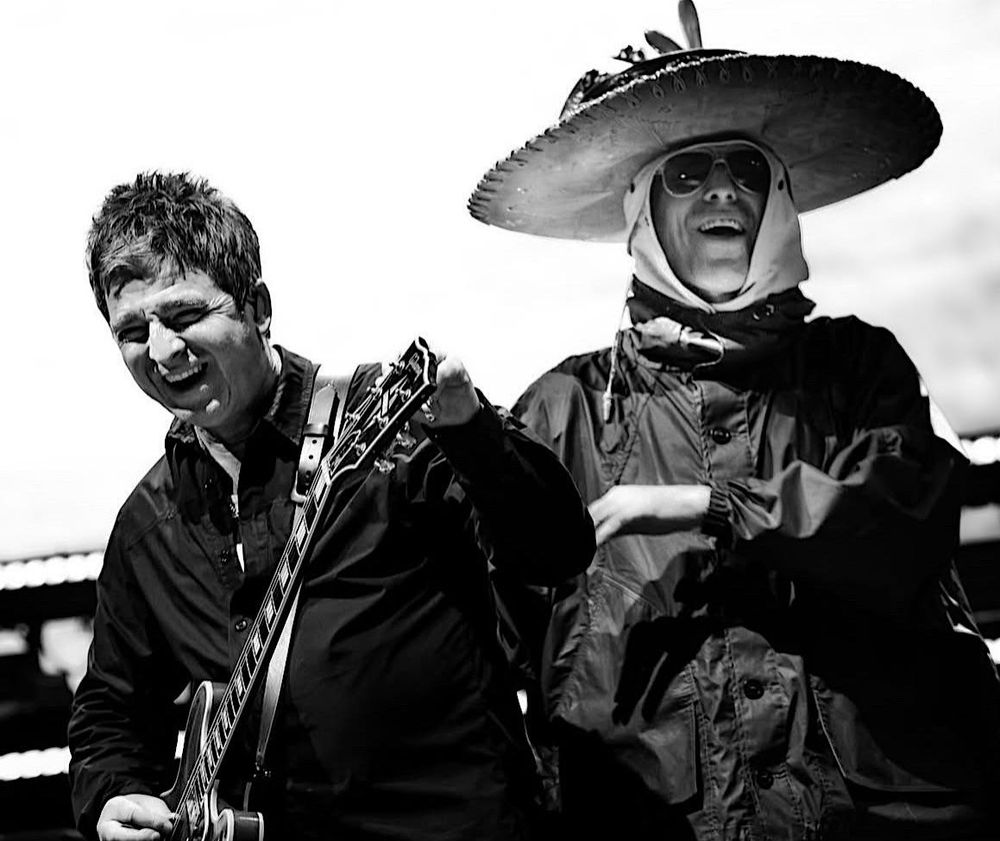 SW Foto von Noel und Liam und Liam trägt einen sombrero und beide lachen