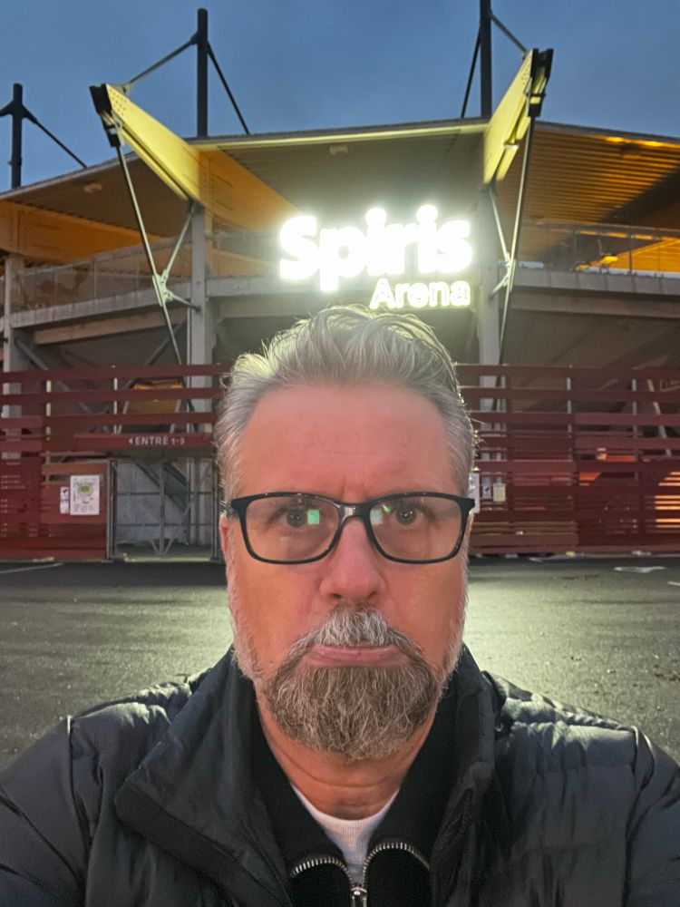 Man framför Östers IF’s arena Spiris aka Värendsvallen 