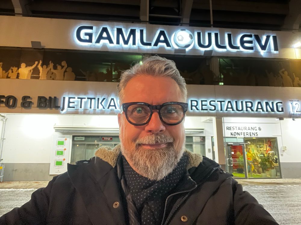 Glasögonprydd gubbe utanför Gamla Ullevi i Göteborg 