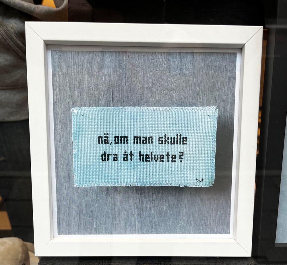 Tavla med en broderad text: nä, om man skulle dra åt helvete?