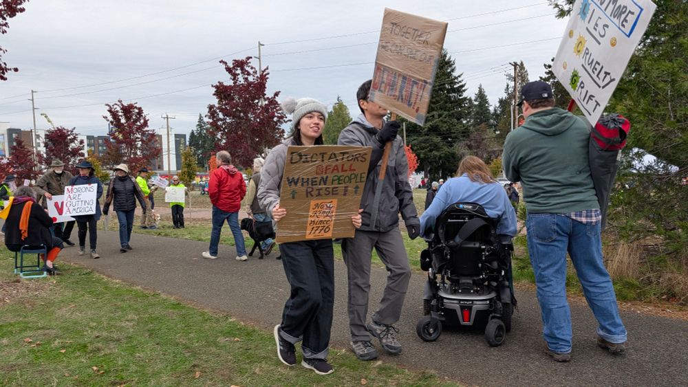 10/18/25 No Kings celebrants, Shoreline, WA