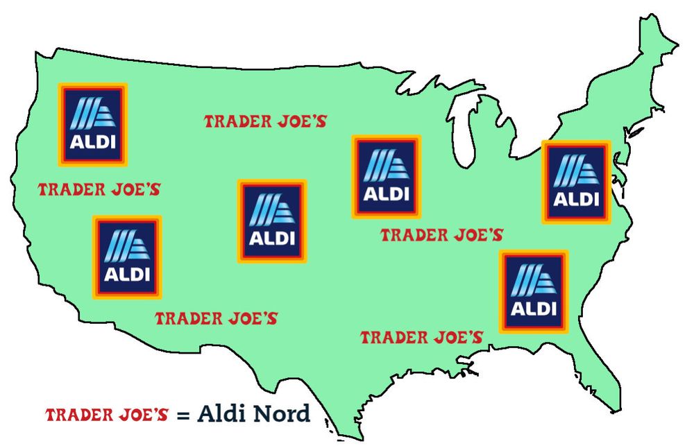 Eine Karte der Vereinigten Staaten mit jeweils mehreren, wahllos verteilten, Firmenlogos von Traders Joes und Aldi (Süd). 

Bilderklärung unter der Landkarte: Trader Joes = Aldi Nord