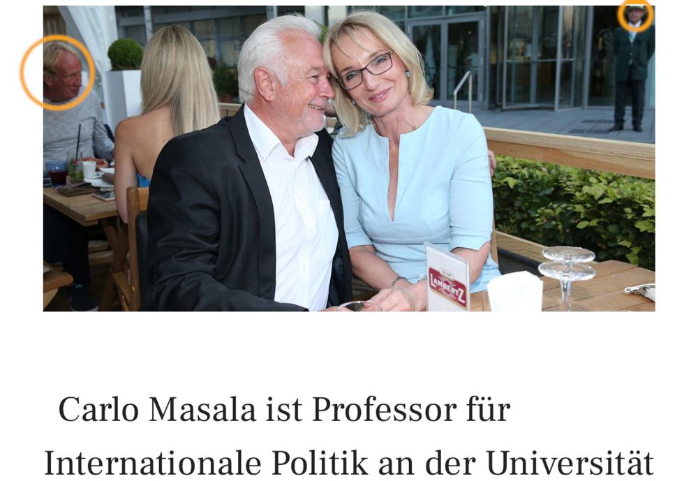 FDP-Politiker Kubicki turtelt mit einer Frau in einem Café. Im Hintergrund sind weitere Personen zu sehen, darunter zwei Männer.