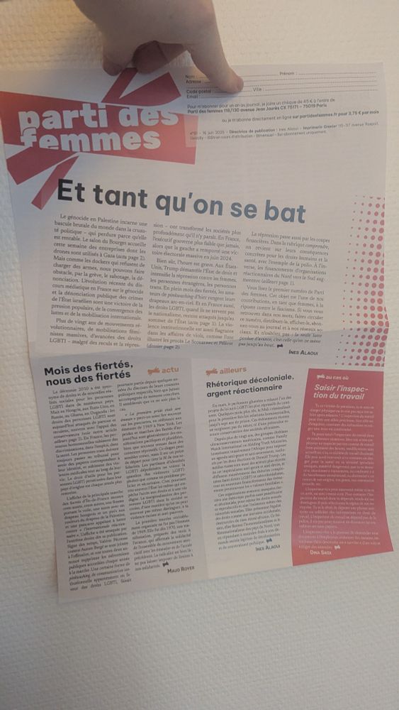 Ma main tenant le journal "partit des femmes", imprimé en noir et rouge sur une feuille A3. Le titre du premier édito est "et tant qu'on se bat"