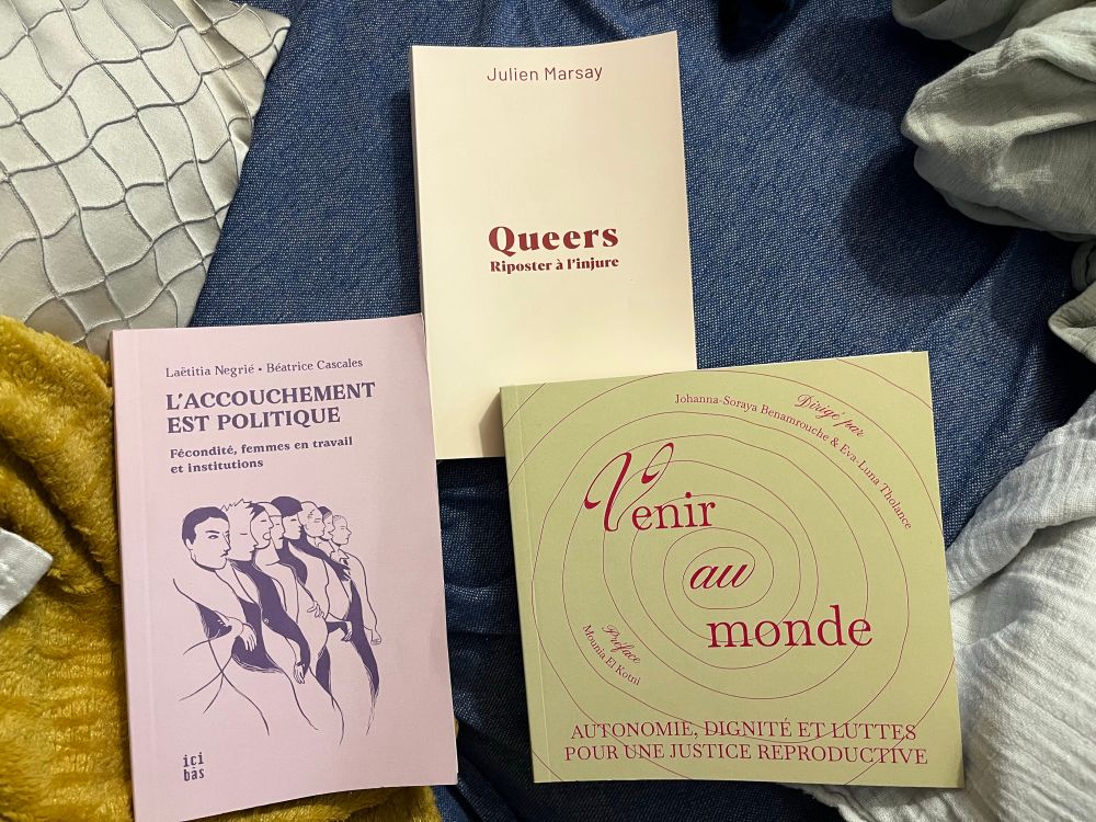 3 livres en photo 
- Queers riposter à l’injure 
- l’accouchement est politique 
- venir au monde, autonomie dignité et luttes pour une justice reproductive 