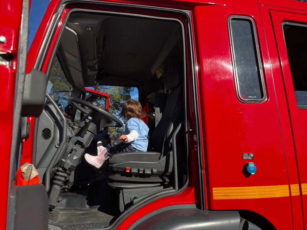 Photo d’une fillette de moins de 2 ans « conduisant » un camion de pompiers 