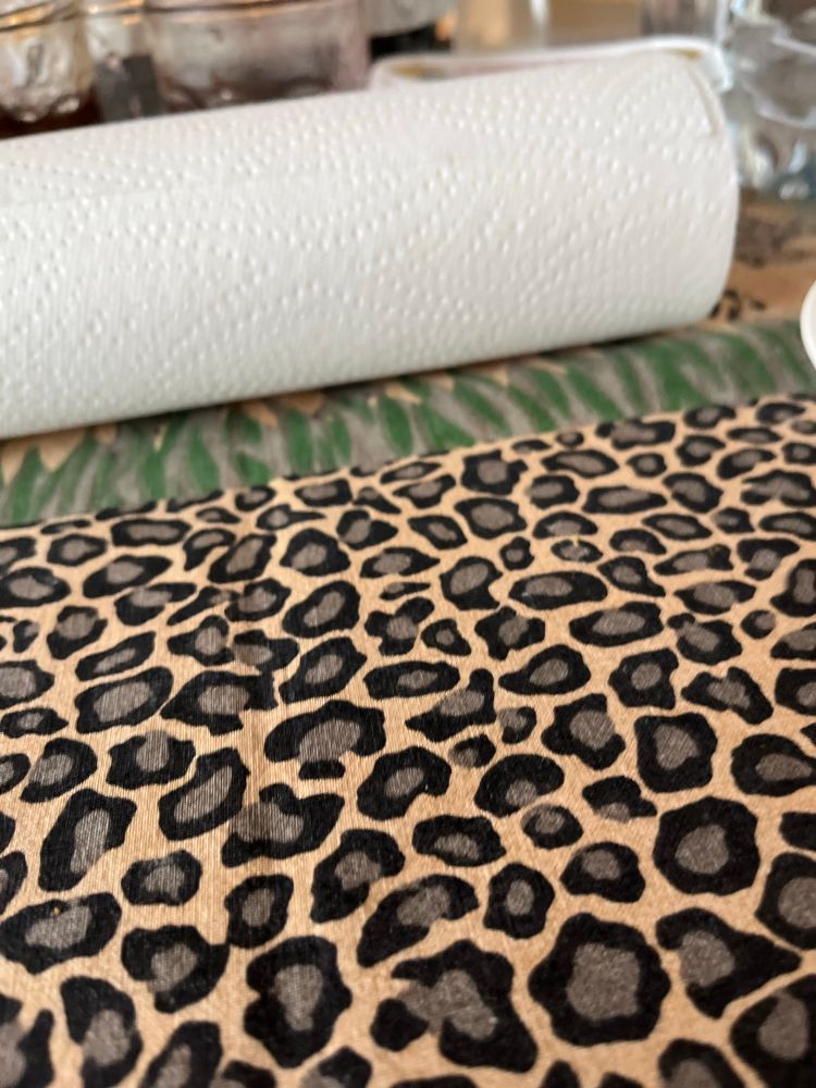 Photo un peu cadrée bizarrement d’une nappe imprimé léopard avec un rouleau de sopalin 
