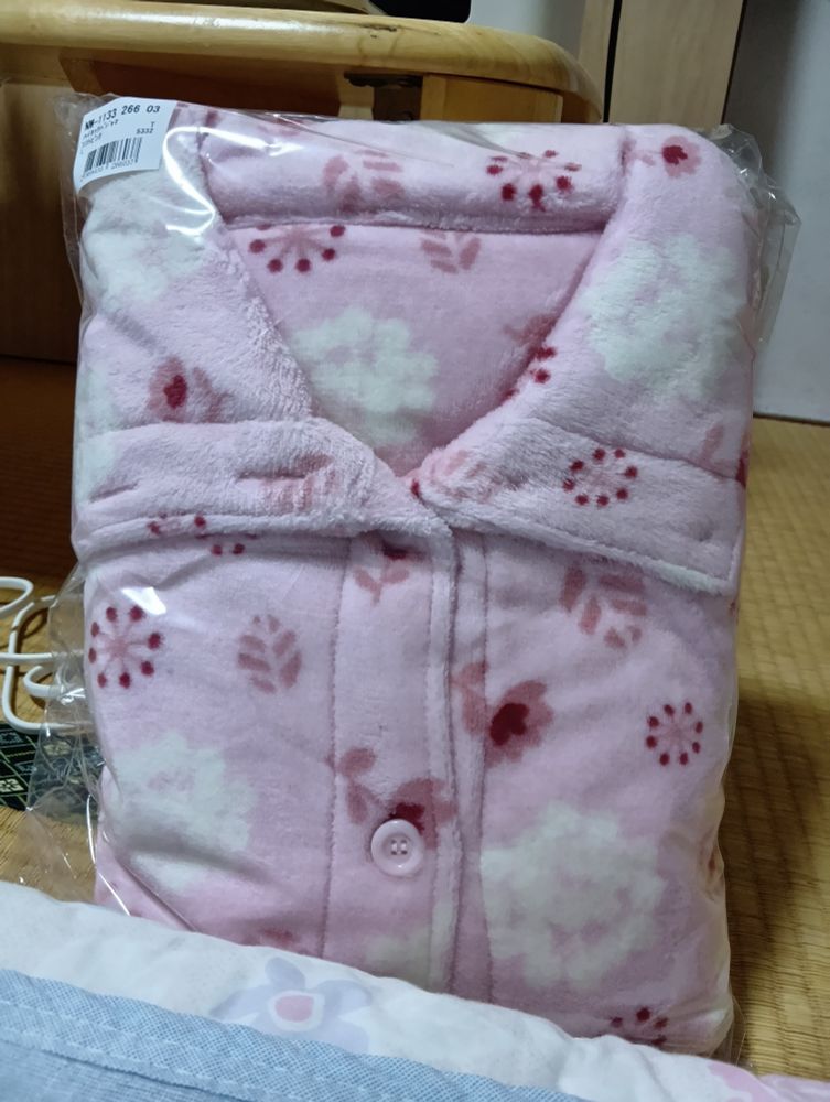 ピンクの冬用もこもこパジャマ。