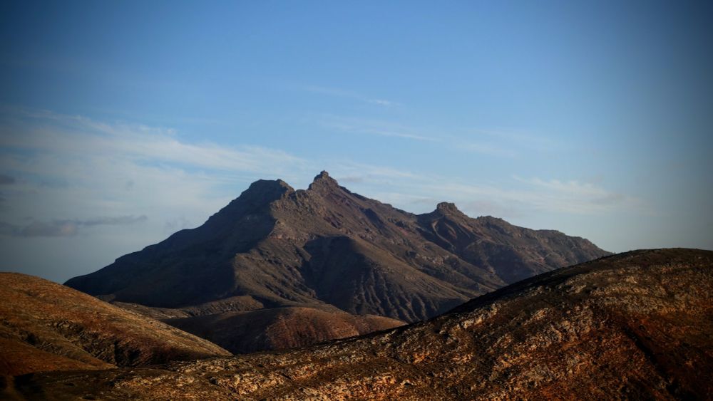 Die karge Berglandschaft im Zentrum von Fuerteventura zeigt sich in der Nachmittagsonne durch Schatten besonders zerklüftet.  