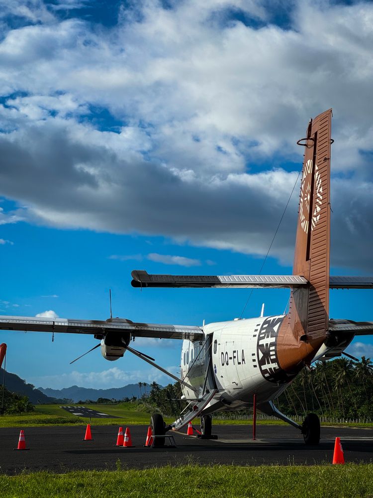 En Twin Otter parkert på tarmac