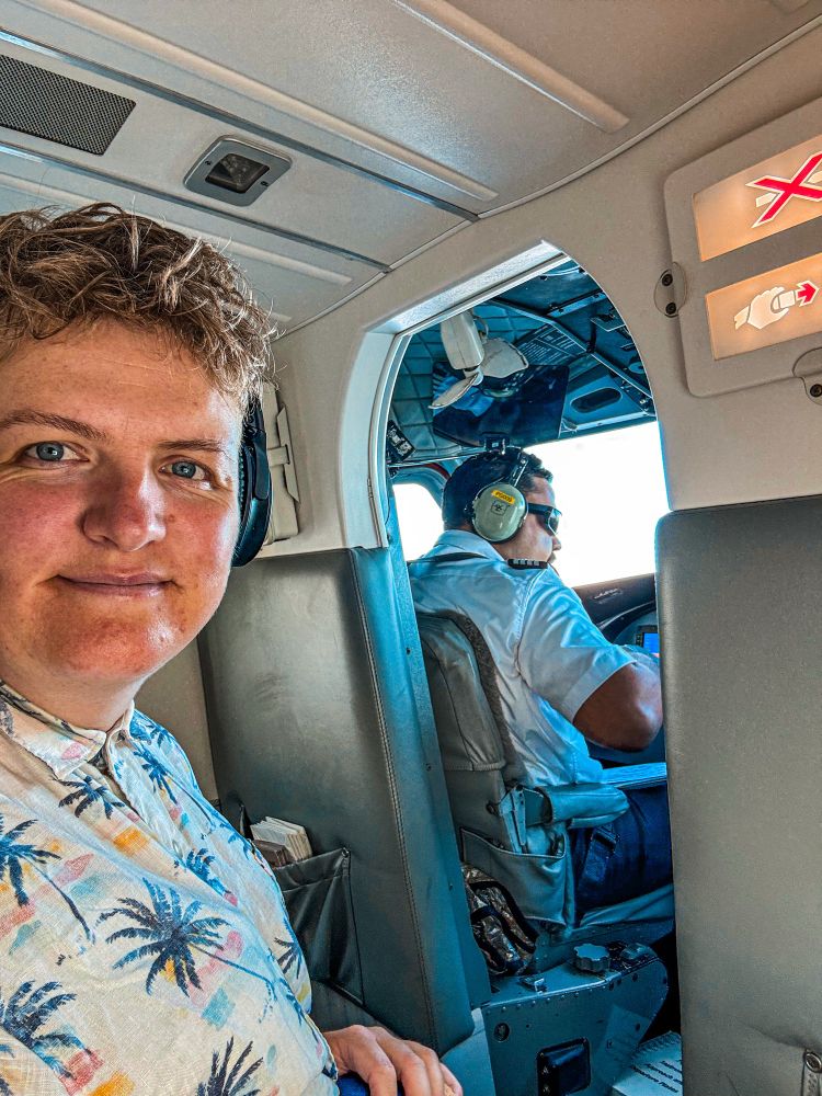 Selfie av person foran cockpit på twin otter. 