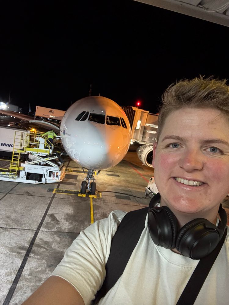 Selfie av person foran fly 
