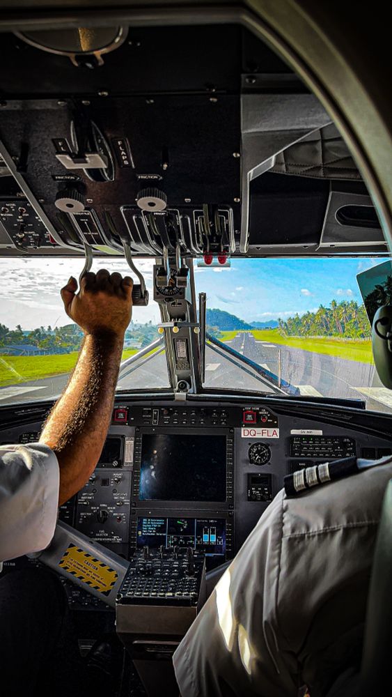 Cockpit utsikt for avgang ned en rullebane 