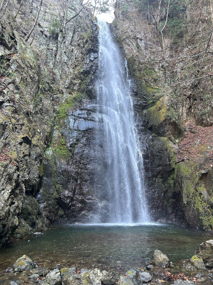 Hyakuhiro no taki, a waterfall pouring into a pool below with rocks around the edges