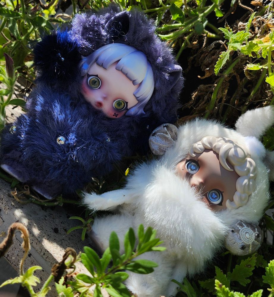 Skullpanda Cerberus and Mist surrounded by flower vines 🌿