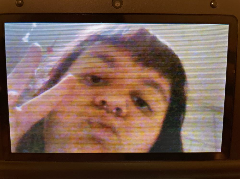 eu fazendo biquinho e sinal de paz e amor para uma foto, olhando de cima p/ baixo