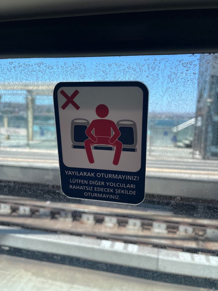 YAYILARAK OTURMAYINIZ!
LÜTFEN DIGER YOLCULARI
RAHATSIZ EDECEK SEKILDE
OTURMAYINIZ.