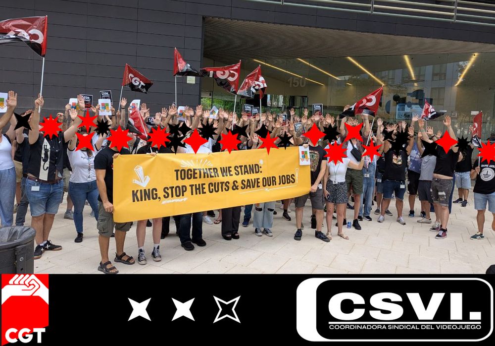 Concentración de trabajadoras frente a la sede de King Barcelona. Entre todas ondean banderas de la CGT, levantan las manos, y sujetan una pancarta que dice, en inglés, "Todes unides. King, acaba con los recortes y salva nuestros puestos de trabajo"