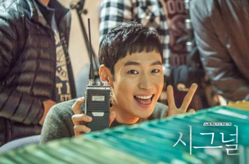 Lee Je-hoon Makes “#Signal 2” Fans Go Crazy “Writer #KimEunhee Has Outdone Herself”