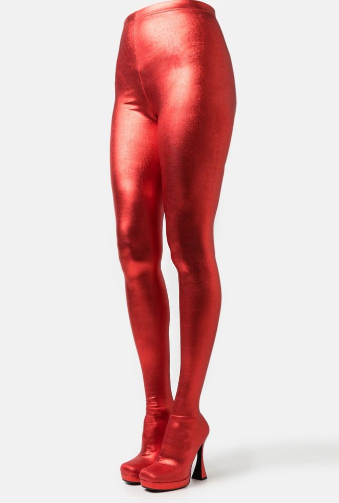 Metallinhohtoisen punaiset Jeffrey Campbellin "Pantalonesit" elikkä ihonmyötäiset housut, joissa on myös korolliset saappaat