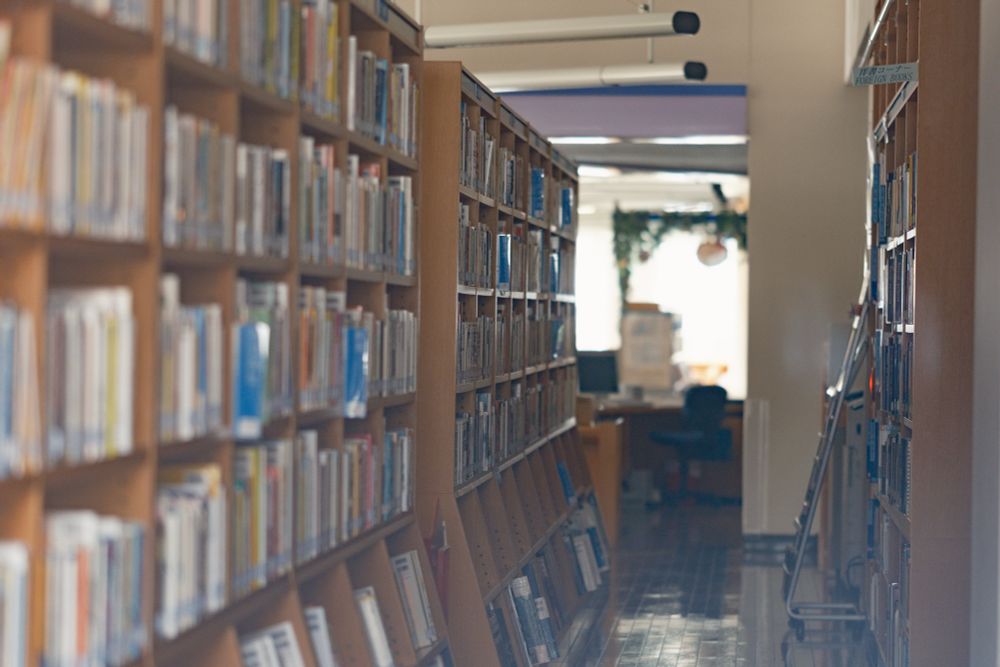 早朝の図書館、システム更新中につき月内休館との事