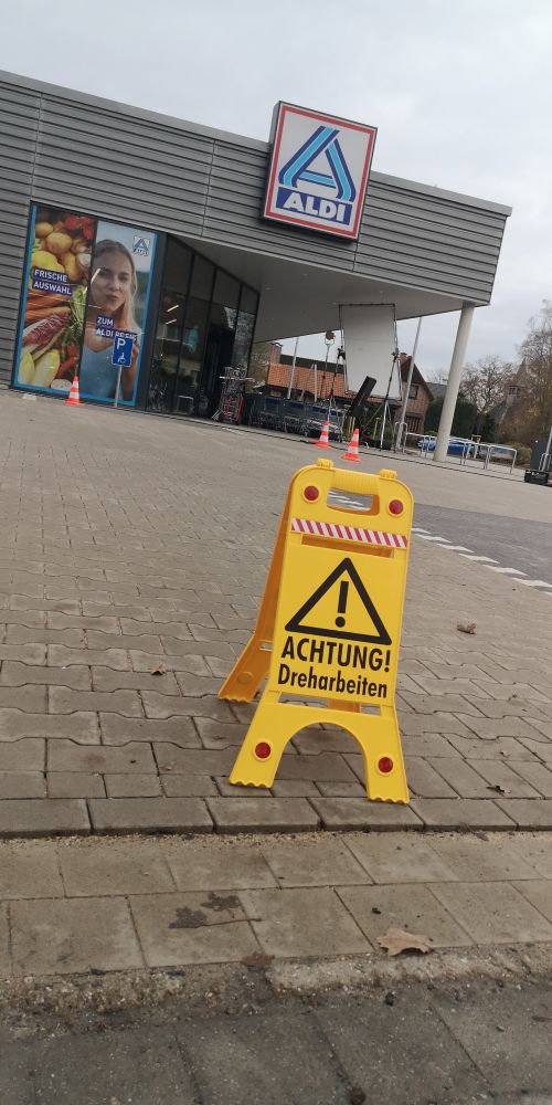 Aldi Parkplatz und Eingang, Schild "ACHTUNG! Dreharbeiten)" 