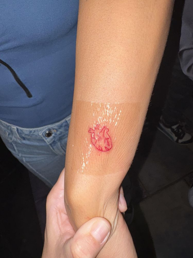Does it look like a tomato or is it well made? Originally posted by Gaabaaooff on r/tattooadvice on December 7th, 2025.