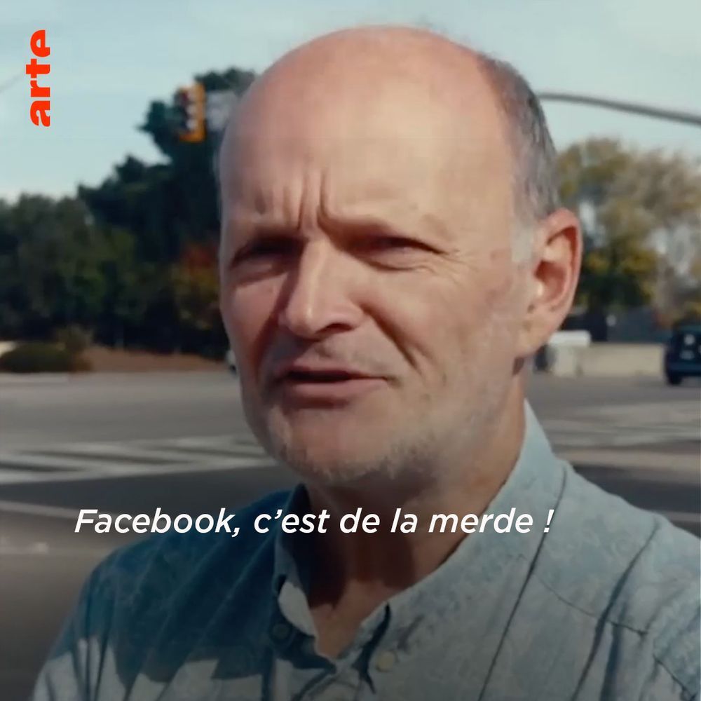 Une photo de Luc Julia, l'inventeur de Siri, il est en chemise au milieu d'un parking et dit « Facebook, c'est de la merde ! ».