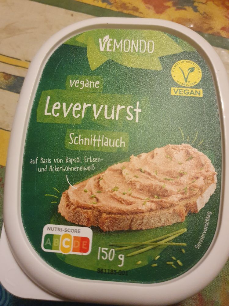 Foto des Vemondo Produkts "vegane Levervurst" Typ Schnittlauch.

Auf der Verpackung ist eine mit der Levervurst beschmierte Scheibe Brot abgebildet. 
NutriScore C
Es steht drauf, dass das Produkt auf Basis von Rapsöl, Erbsen- & Ackerbohneneiweiß hergestellt ist.
Oben rechts ist das Veganlabel samt Schriftzug VEGAN gut sichtbar platziert. 
Vor Levervurst steht "vegane" & die Marke Vemondo stellt nur plantbased Produkte her. 
Das V des Markenlogos ist auch ähnlich des Vs des Veganlabels, mit einem Blatt an der rechten Seite des Buchstabens.