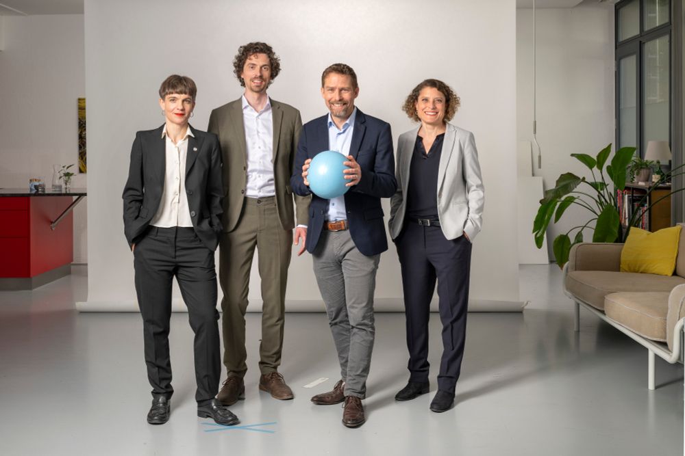 Die Gemeinderatskandidierenden Sandra Röthlisberger, Casimir von Arx, Thomas Marti (bisher, mit Ball) und Fabienne Marti