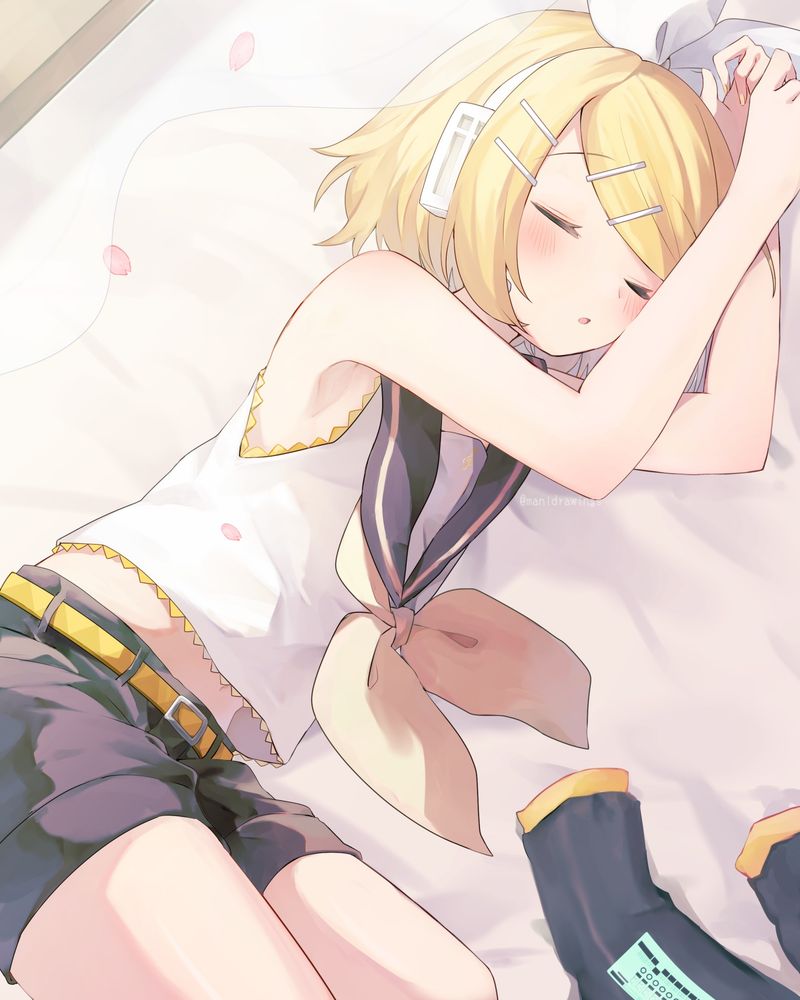 横向きに寝ている鏡音リン