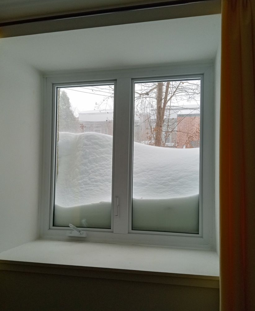 Trop de neige devant ma fenêtre 