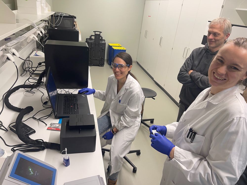Installing a Nanoimager at the Congratulations to the Center for Extracellular Vesicle Research (EVR) in the University of Bern, Switzerland.