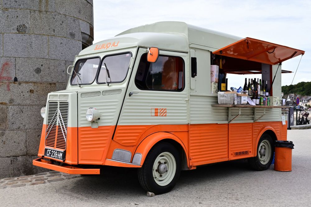 Alter Citroën-Lieferwagen, orange-grau lackiert, als mobiler Verkaufsstand.