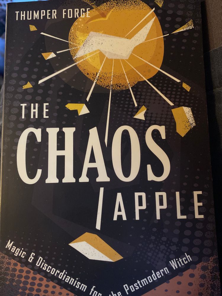 THUMPER FORGE
THE CHAOS APPLE Magic & Discordianism For the postmodern witch
A black book with an exploding golden apple on the front