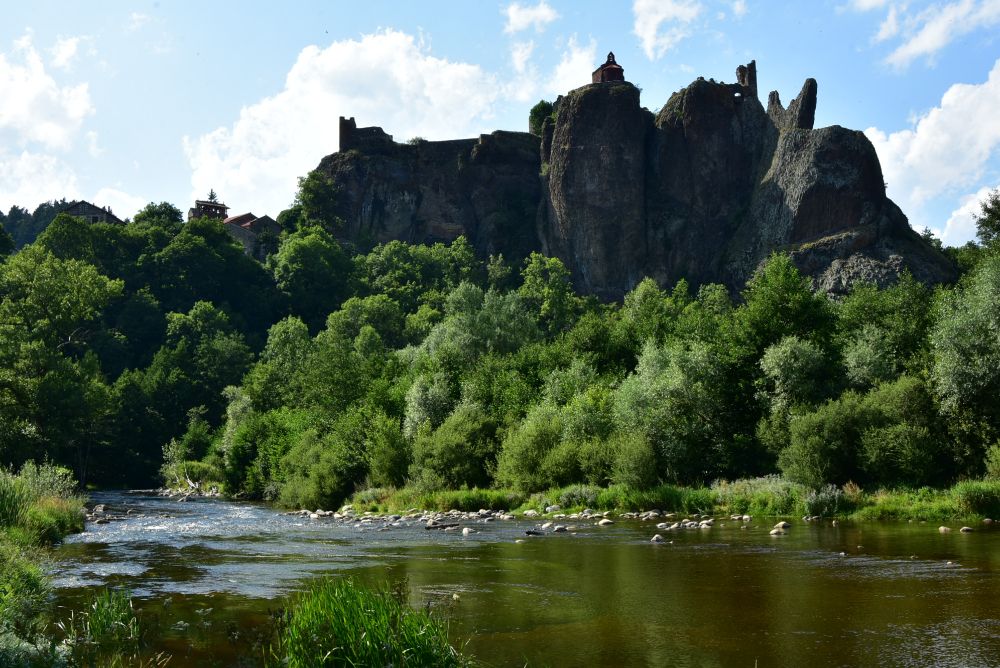 La Loire à Arlempdes, encore de petite taille, ici dominée par des rochers d'origine volcanique