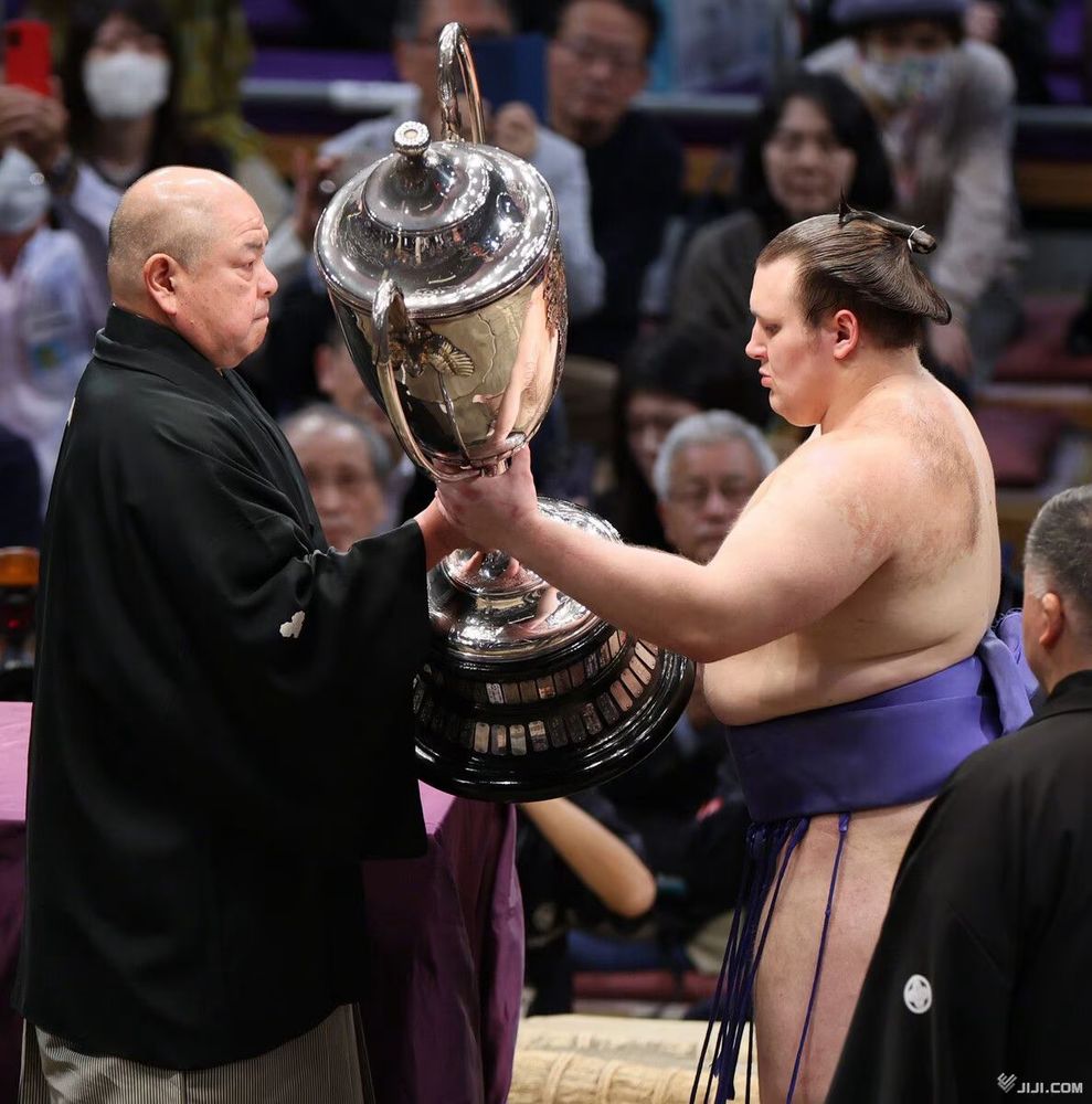 Aonishiki reçoit la coupe 