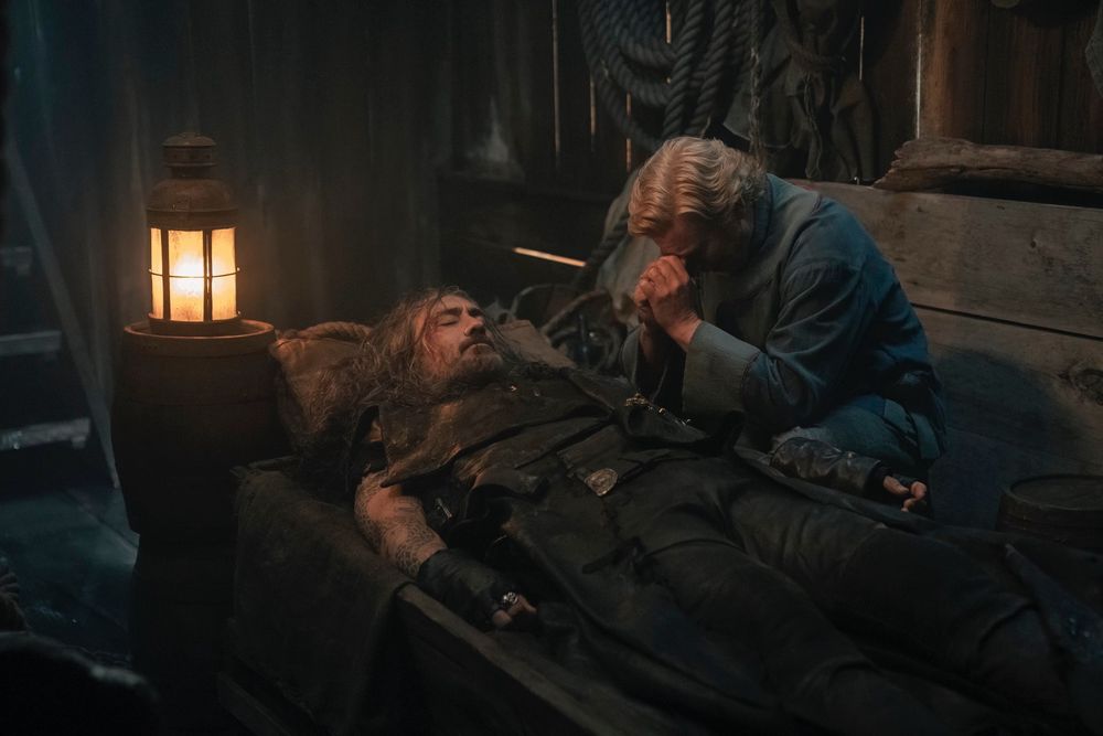 Stede mourning beside Ed’s seemingly dead body 