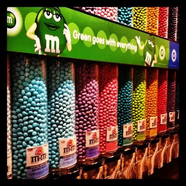 M&M's boutique son mur de tubes a bonbons en mono couleur bleu bleu pâle violet rose turquoise vert citron orange rouge etc