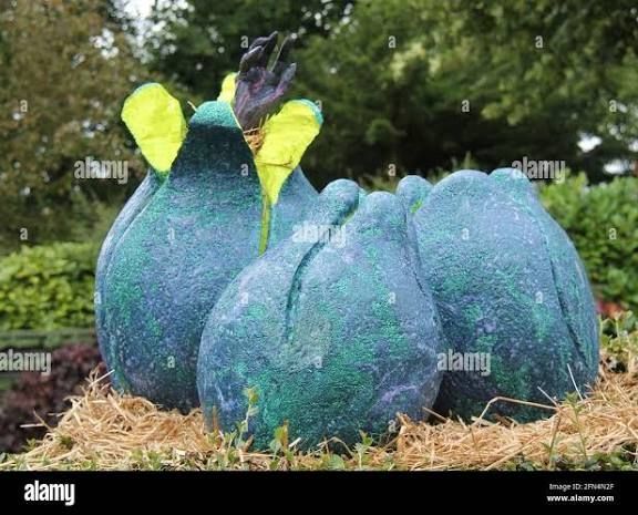 3 oeufs Aliens dans un nid de brindilles mais bleu 