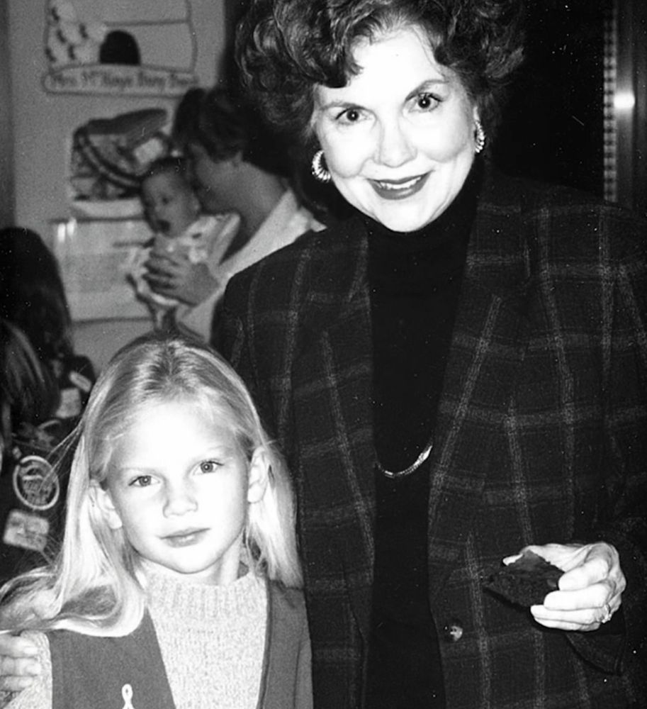 טיילור סוויפט כילדה עם סבתא שלה, זמרת האופרה מרג׳ורי פינלי