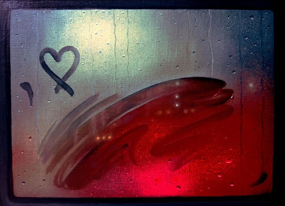 Ein künstlerisches Bild einer beschlagenen Fensterscheibe mit Regentropfen, auf der ein Herzsymbol mit dem Finger gezeichnet wurde. Der Hintergrund zeigt einen sanften Farbverlauf von türkisgrün oben zu intensivem Rot unten, mit leuchtenden Punkten, die an Lichter oder einen Sonnenuntergang erinnern.