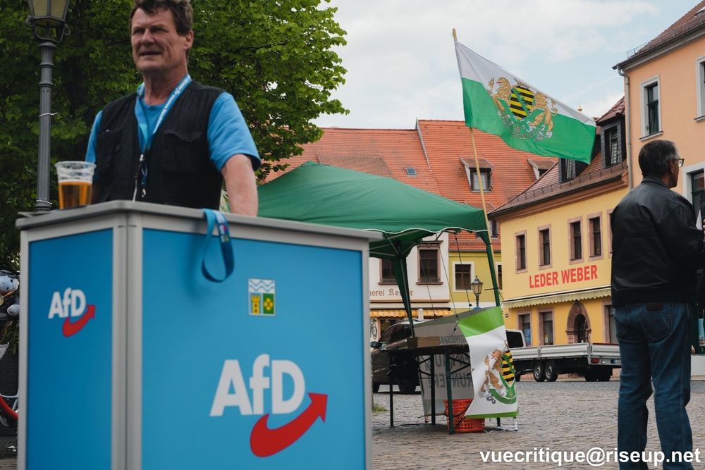 Wahlkampfstände der beiden Parteien sind etwa 5 Meter voneinander entfernt.