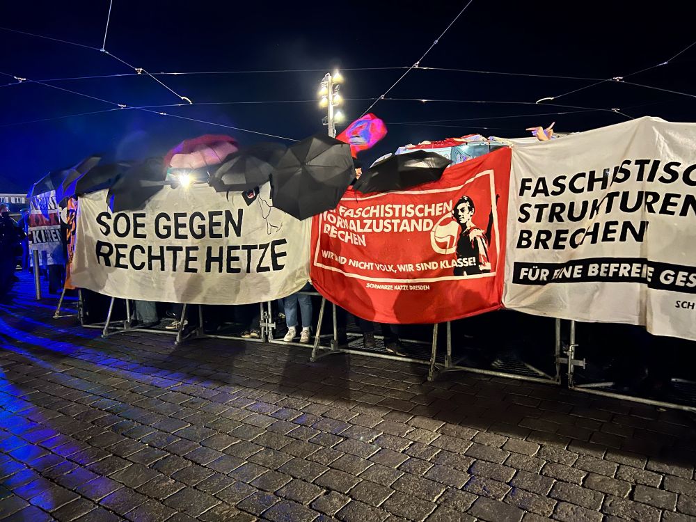 Transparente der Gegendemonstration