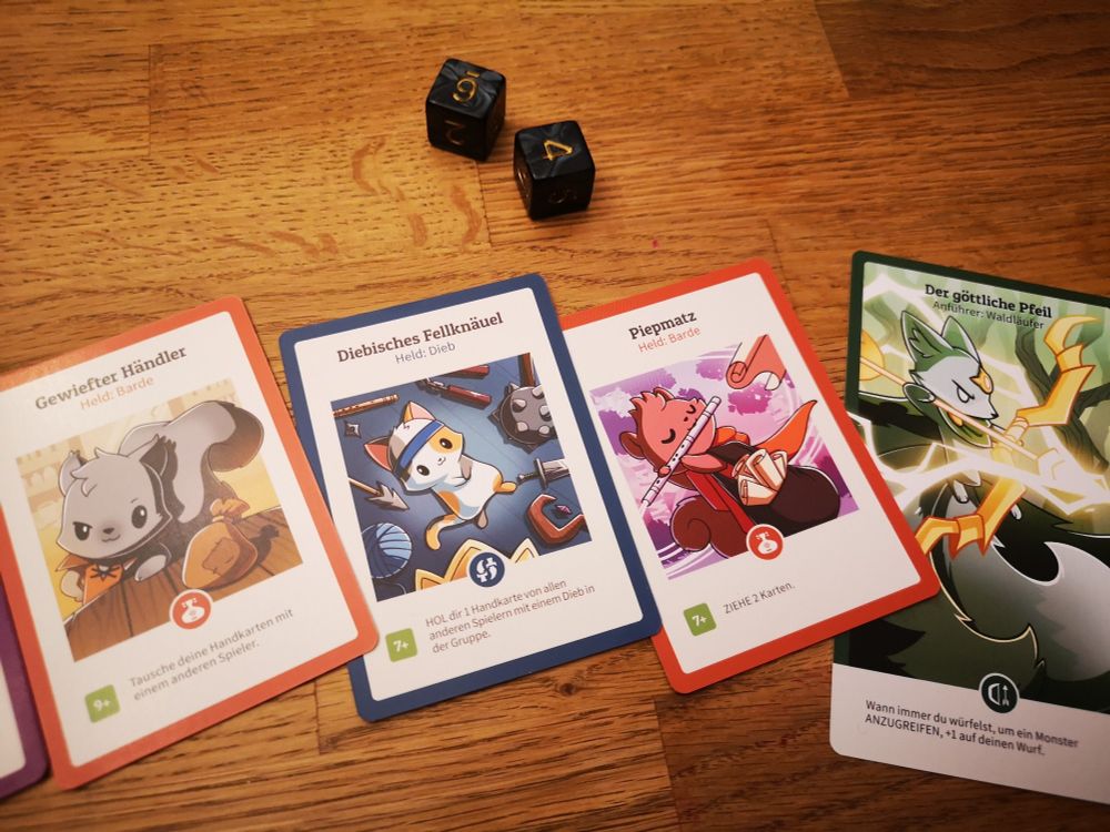 Spielkarten mit sehr niedlichen kleinen Tieren im Anime-Stil auf einem Tisch.